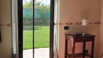 Quarto casal ou duplo, no jardim | Roupas de cama premium, escrivaninha, Wi-Fi de cortesia, roupa de cama