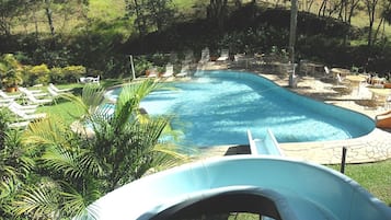 Piscina interna, guarda-sóis, espreguiçadeiras