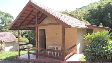 Chale Tipo A | 1 bedroom, minibar, desk, bed sheets