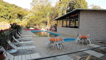 Innenpool, 2 AuĂenpools, Sonnenschirme, LiegestĂŒhle