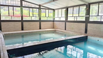 室内游泳池,2 室外游泳池,10:00 至 18:00 开放, 池畔遮阳伞, 日光浴躺椅