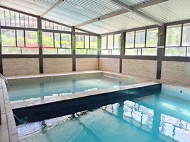 Piscina interna, 2 piscinas externas, guarda-sóis, espreguiçadeiras