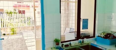 大型冷蔵庫、電子レンジ、コンロ、調理器具と食器