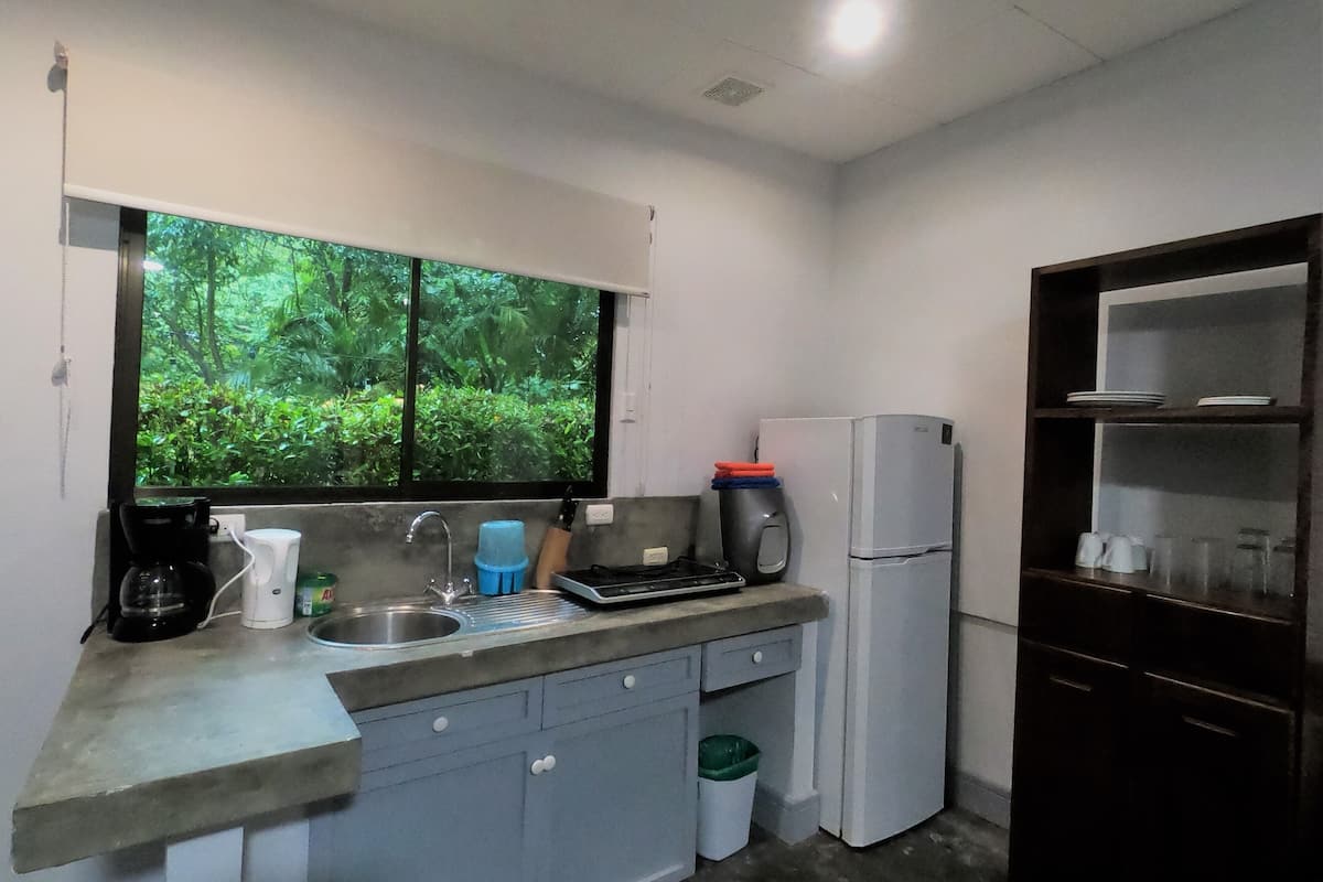 deluxe studio (swell) | in-room safe, free wifi, bed sheets