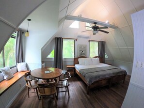 Deluxe Room, 1 Queen Bed, Beach View, Beachfront (Jungle) | In-room safe, free WiFi, bed sheets - Casa Cecilia Beach Front (Cóbano)