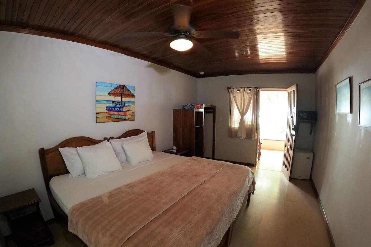 Deluxe kamer, 1 kingsize bed, uitzicht op oceaan, aan het strand (Pelican) | Een kluis op de kamer, gratis wifi, beddengoed