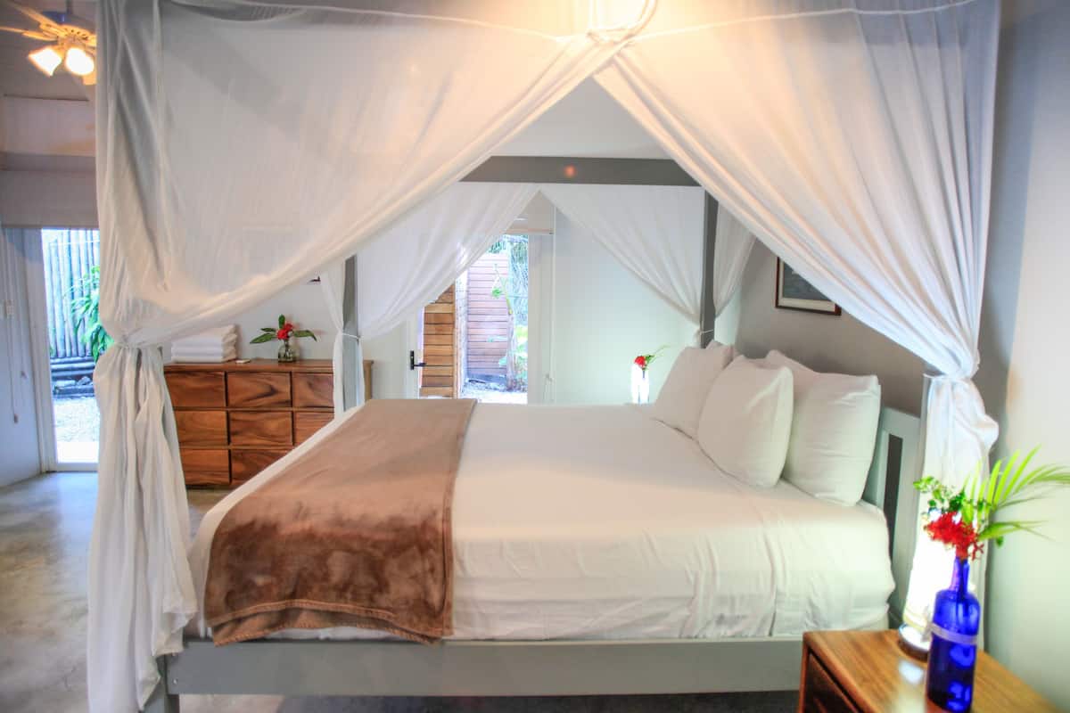 In-room safe, WiFi (free), bed sheets