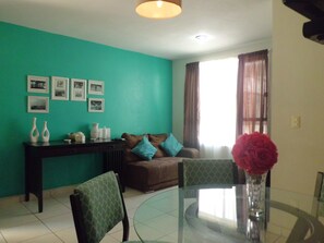 Family Townhome, 2 Bedrooms | Living area