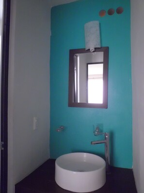 Family Townhome, 2 Bedrooms | Bathroom sink