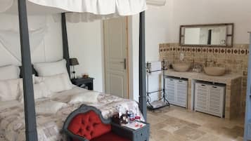 Habitación triple romántica, baño privado, vistas al parque | Wifi