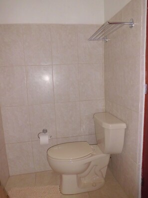 Familie appartement, 3 slaapkamers | Badkamer | Een douche, handdoeken