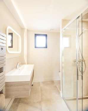 Quadruple Room, Multiple Beds, Garden View | Bathroom