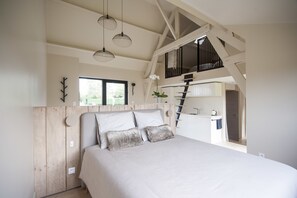 Vierpersoonskamer, Meerdere bedden, uitzicht op tuin | Een bureau, verduisterende gordijnen, geluiddichte muren