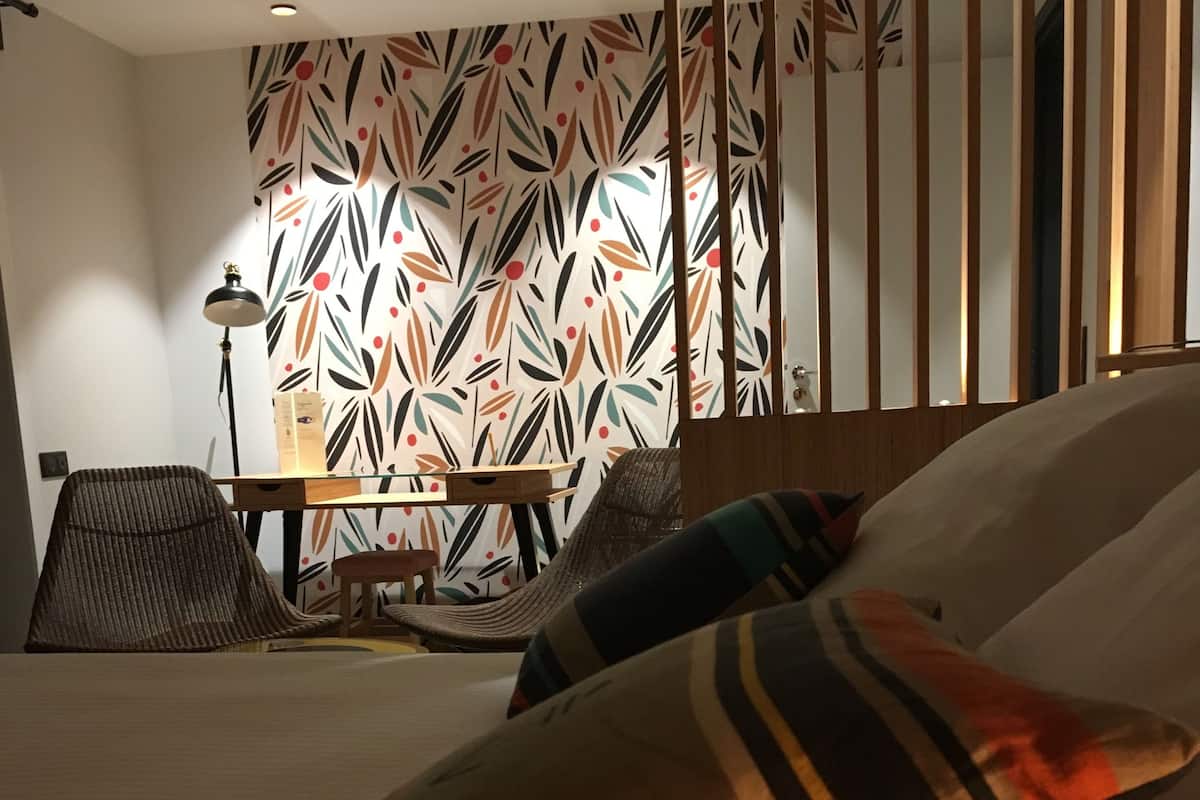 Junior Room, 1 Queen Bed, Non Smoking, City View | Blackout drapes, WiFi (free), bed sheets