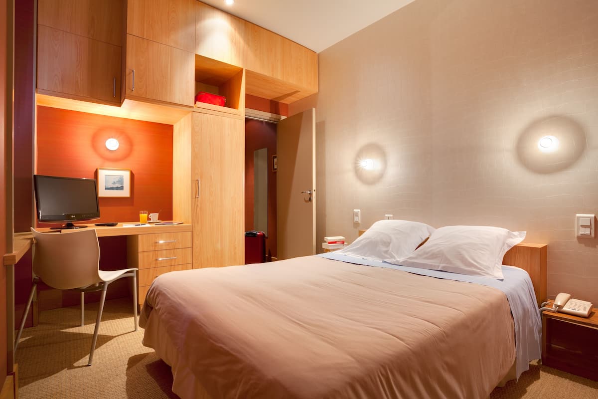 Blackout curtains, free WiFi, bed sheets