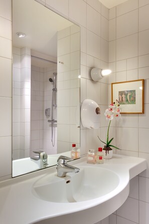 Classic Double Room, 1 Queen Bed, Non Smoking | Bathroom shower - Les Ajoncs d'Or (Pont-Aven)