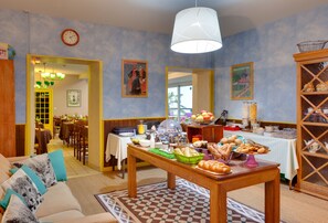 Desayuno buffet diario (EUR 9.8 por persona)