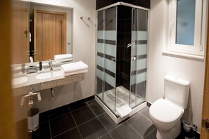 Shower, free toiletries, hair dryer, towels - The Lodge at Ribasol (Arinsal)