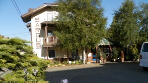 A building with a sign reading "SARGUS HOTEL". - OW Sargus (Wladyslawowo)