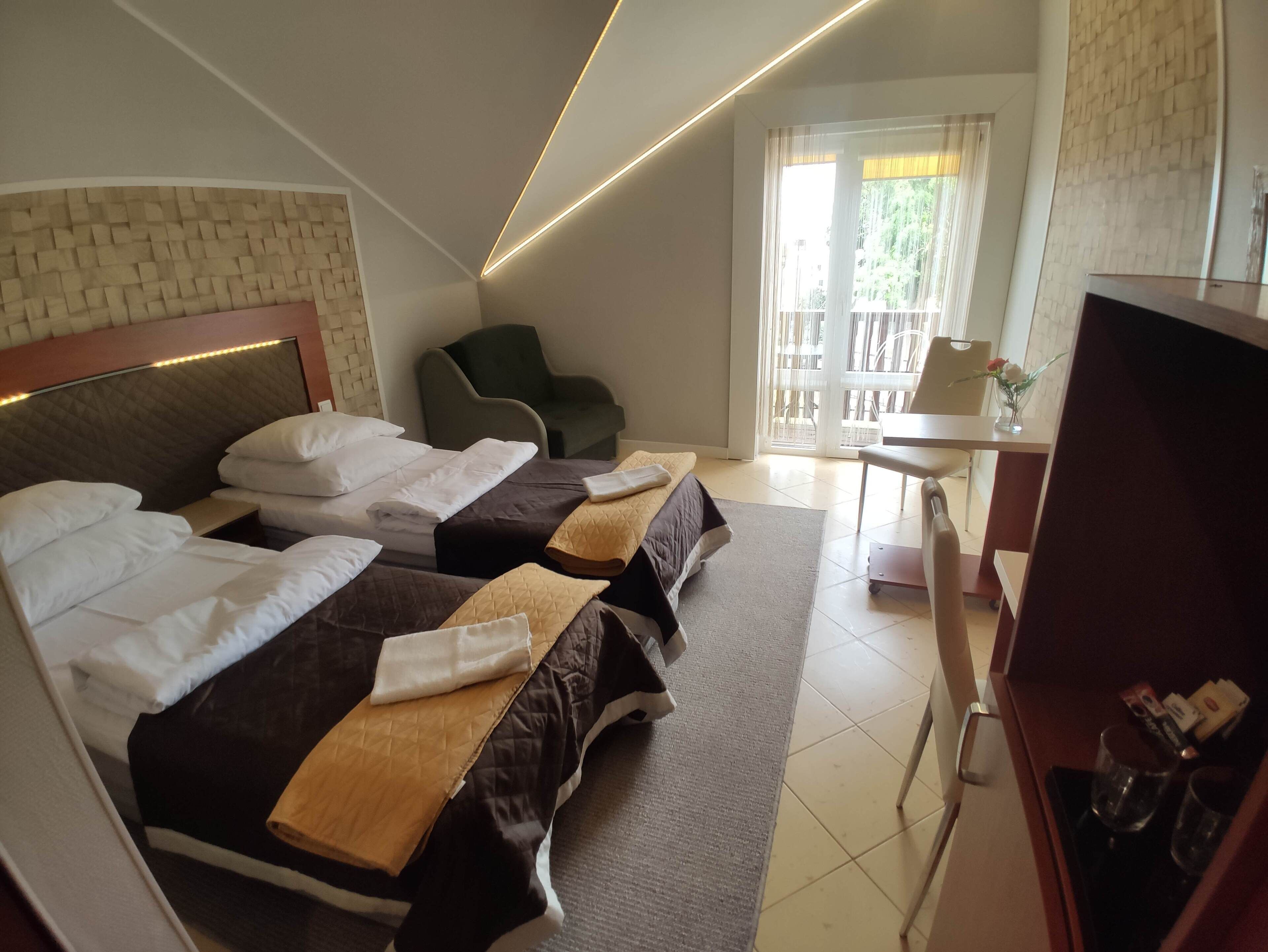 Basic Double or Twin Room, Non Smoking | Hypo-allergenic bedding, individually decorated, desk, laptop workspace