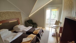 A hotel room with two beds, a desk, a chair, and a TV. - OW Sargus (Wladyslawowo)