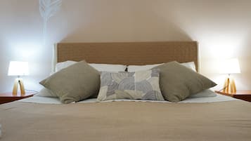 Traditional Townhome, Ensuite | Premium bedding, down comforters, desk, laptop workspace