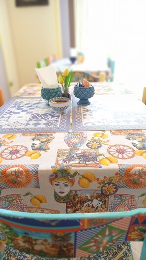 每日供应自助式早餐（每人 EUR 7）