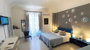 Premium bedding, down comforters, desk, laptop workspace - Palazzo Cutelli LGBTQ House (Palermo)