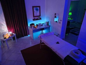 Hot stone massages, deep-tissue massages, Swedish massages - Palazzo Cutelli LGBTQ House (Palermo)