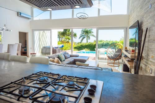 Casa Horizon: 3-Bedroom Villa with Pool | Cocina privada | Refrigerador con congelador, microondas, horno y parrilla de estufa