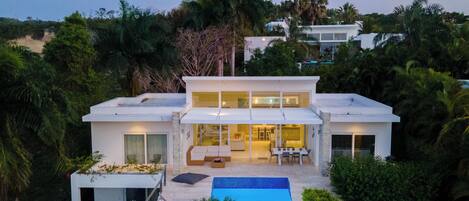 Casa Karma: 3-Bedroom Villa with Pool | 4 عدّة غرف نوم وأغطية فراش متميزة وخزنة داخل الغرفة