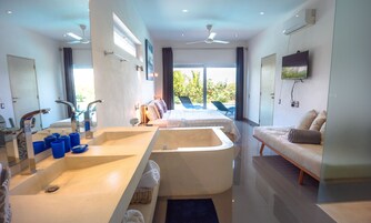 Casa Dominicana: 2-Bedroom Villa | Bathroom | Free toiletries, hair dryer, towels