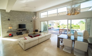Casa Corazon: 5-Bedroom Villa with Priva | Oleskelualue | Taulutelevisio
