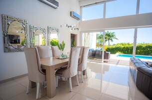 Casa Horizon: 3-Bedroom Villa with Pool | Servicio de comidas en la habitación