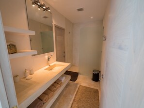 Economy villa, 1 slaapkamer, hot tub, gedeeltelijk uitzicht op zee | Badkamer | Een douche, gratis toiletartikelen, een haardroger, handdoeken