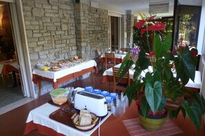 Daily buffet breakfast for a fee