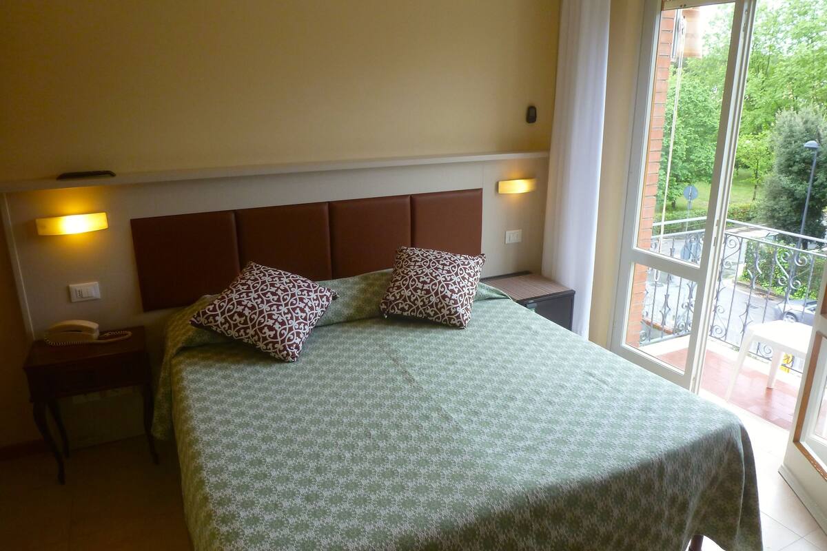 Double Room | In-room safe, desk, laptop workspace, WiFi (free)
