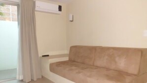 Townhouse – familie, 2 soverom | Oppholdsrom | Flatskjerm-TV