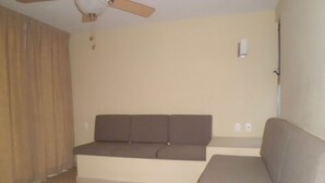 Townhouse – familie, 2 soverom | Oppholdsrom | Flatskjerm-TV