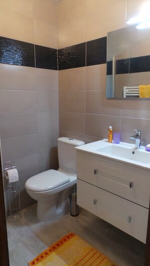 Klassieke tweepersoonskamer (Argoat) | Badkamer | Een douche, een regendouche, een haardroger, handdoeken