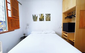 Tabla de planchar con plancha, wifi gratis y ropa de cama 