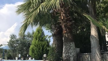 2 piscines a l'aire lliure i piscina de vora infinita