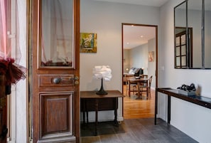 Flat-screen TV, fireplace