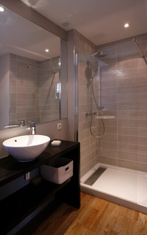 Zimmer | Badezimmer | Dusche, Regendusche, kostenlose Toilettenartikel, Haartrockner
