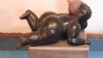 Eine Skulptur einer liegenden Figur auf einem Sockel.