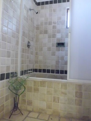 Maison en rangée familiale, 3 chambres | Douche de la salle de bain