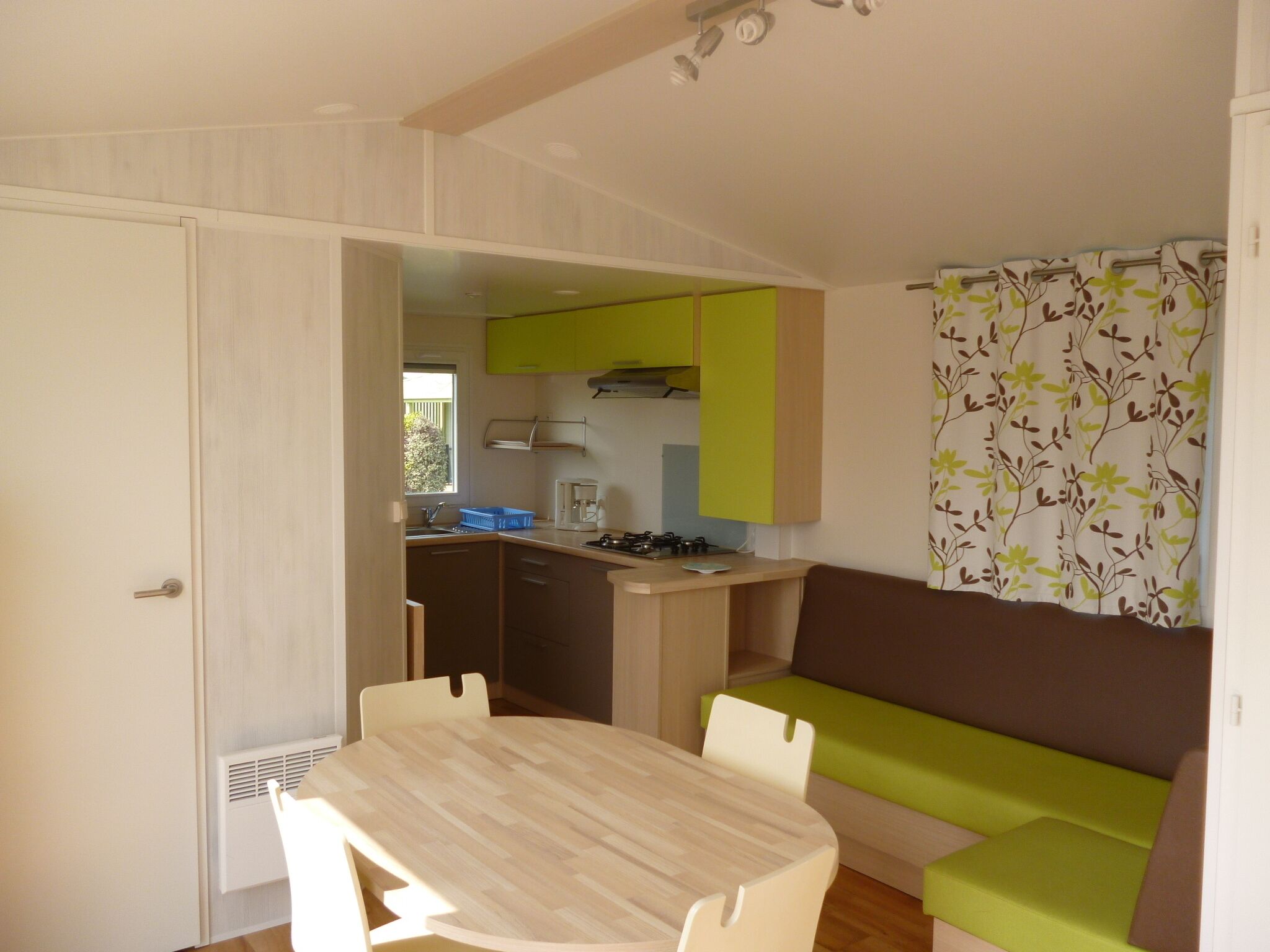 Stacaravan, 2 slaapkamers (Confort+ 31m²) | Woonruimte | Een flatscreentelevisie