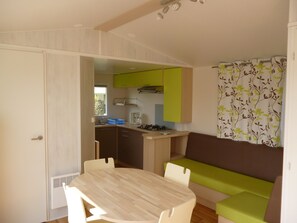 Mobile Home, 2 Bedrooms (Confort+ 31m²) | Living area