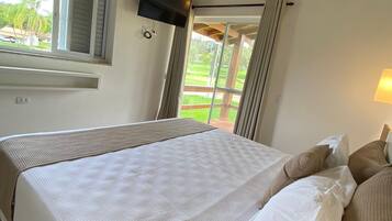 Alpehytte – premium, bassengutsikt | Sengetøy av topp kvalitet, minibar, wi-fi (inkludert) og sengetøy