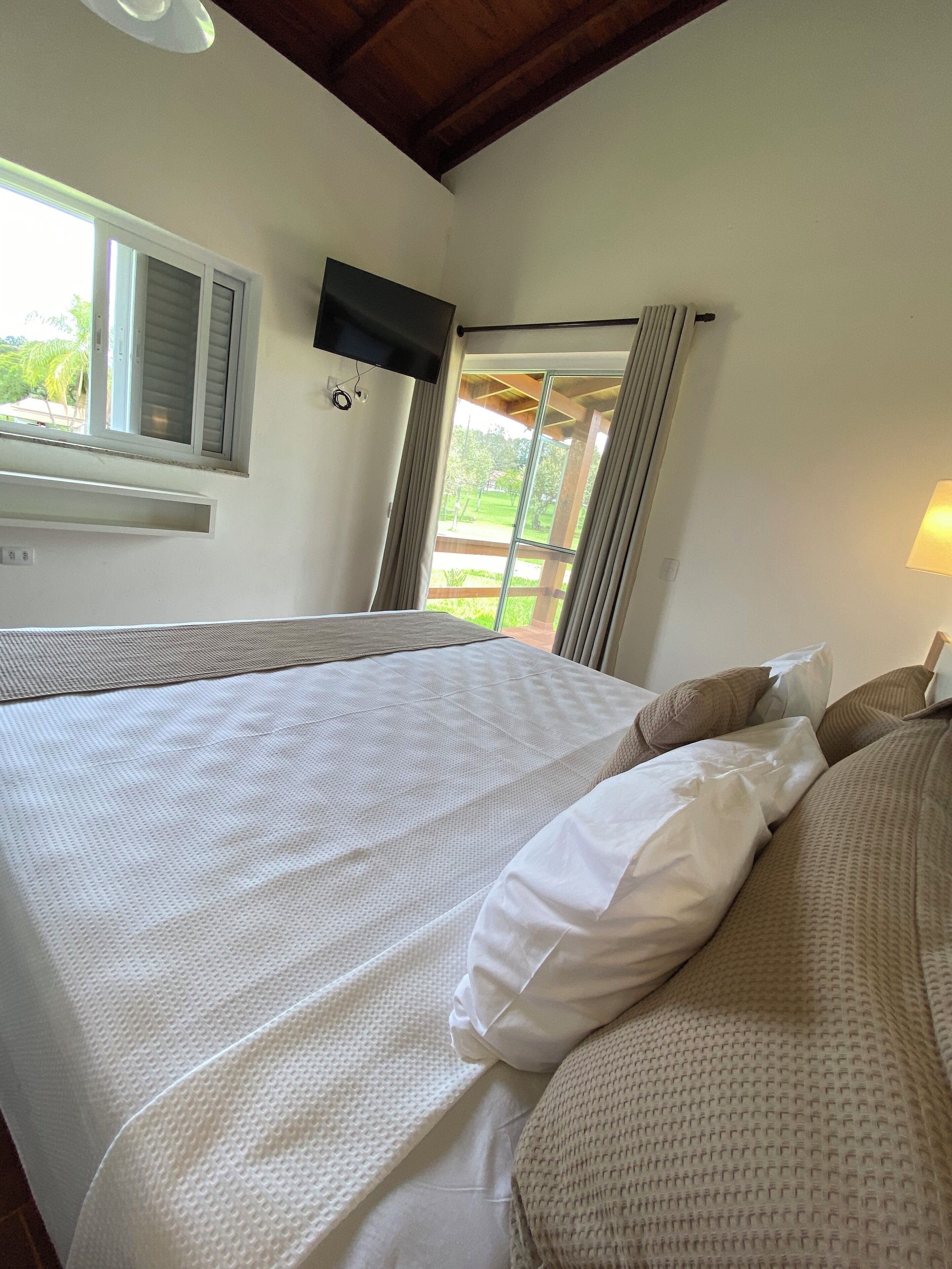 Chalé Premium Piscina | Roupas de cama premium, frigobar, Wi-Fi de cortesia, roupa de cama